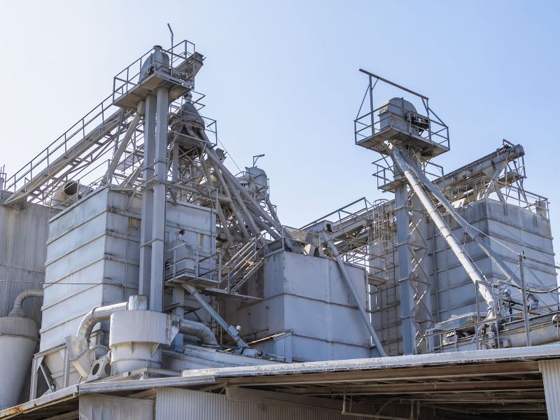 Aggregate processing plant with screening towers, chutes and transfer conveyors